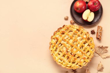 Lezzetli elmalı turta ve turuncu arka planda malzemeler.