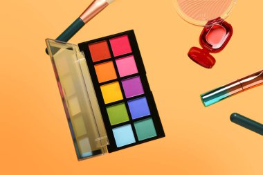 Renk arkaplanında uçan dekoratif kozmetik