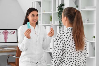 Doğum kontrol hapları olan kadın jinekolog ve klinikte yatan hasta.