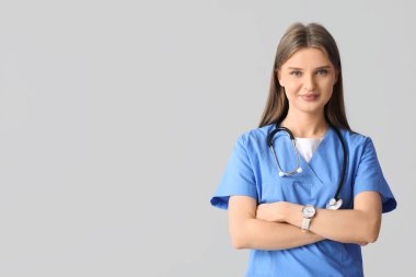 Güzel genç doktor ışık arka plan üzerinde