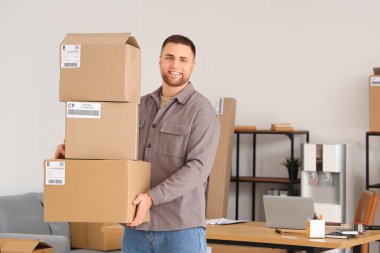 Depoda paketli erkek satıcı