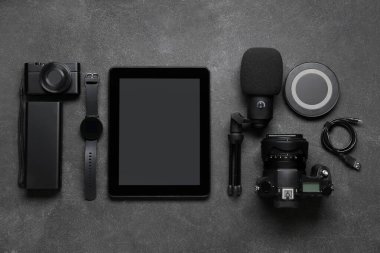 Koyu arkaplanda farklı aygıtlar seti