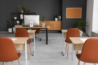 Sınava hazırlanan şık sınıftaki sandalyeli okul masaları.