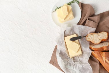 Hafif arkaplanda taze tereyağı ve ekmek kompozisyonu