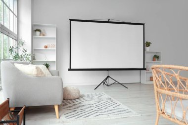 Kanepe, raf üniteleri ve projektör ekranlı aydınlatma odasının içi