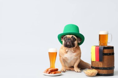 Üzerinde Almanya bayrağı, atıştırmalıklar, fıçı bira ve gri arka planda oturan tatlı Fransız bulldog 'u. Ekim Festivali Kutlaması