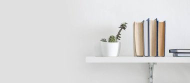 Işık duvarında kitaplar asılı rafta. Tasarım için pankart