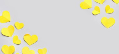 Gri arkaplanda sarı kağıt kalpler ve metin için boşluk. Sevgililer Günü kutlaması
