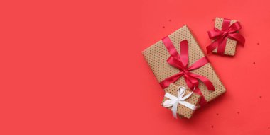 Kırmızı arkaplanda hediye kutuları ve metin için boşluk. Sevgililer Günü kutlaması