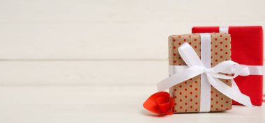 Açık ahşap zemin üzerinde hediye kutuları ve metin için yer. Sevgililer Günü kutlaması