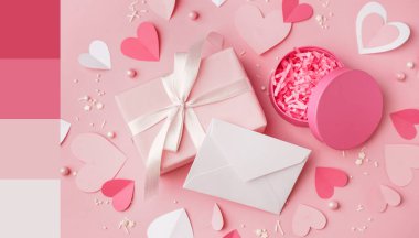 Sevgililer Günü hediyesi, pembe arka planda kağıt kalpler ve süslemeler. Farklı renk desenleri