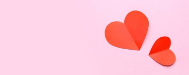 Kağıt kalpler pembe arkaplanda ve mesaj için yer var. Sevgililer Günü kutlaması