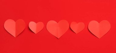Renkli arka planda kırmızı kağıt kalpler. Sevgililer Günü kutlaması