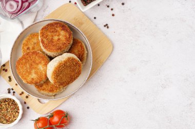 Beyaz arka planda bir kase lezzetli et.