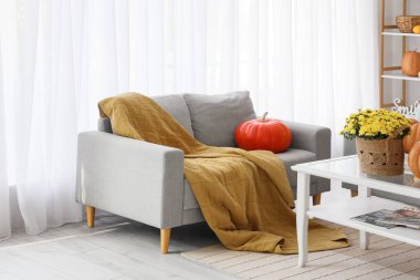 Oturma odasında ekose ve balkabaklı kanepe.