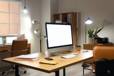 Geceleri ofiste boş bilgisayar monitörü olan işyeri