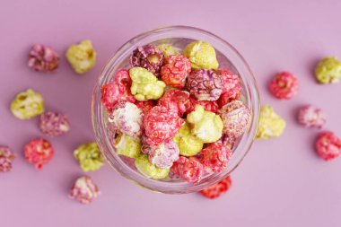 Leylak arkaplanda tatlı renkli patlamış mısır.