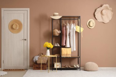 Kapısı, askısı ve nergis çiçekleri olan modern salonun şık bir iç mekanı.