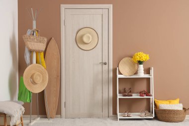 Askısı, raf ünitesi ve kapısı olan modern salonun şık bir tasarımı.