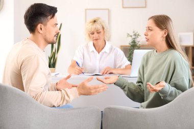 Psikolog ofisinde kavga eden genç bir çift.