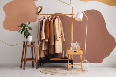 Palto askısı ve lambalı soyunma odasının içi.