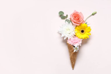 Waffle külahlı kompozisyon ve açık arkaplanda güzel çiçekler