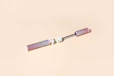 Maskara ve arkaplanda güzel çiçekler