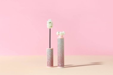 Maskara ve arkaplanda güzel çiçekler