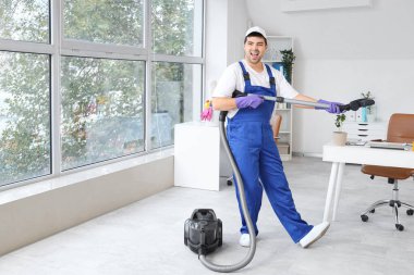 Temizlikçi ofiste yerleri süpürürken eğleniyor