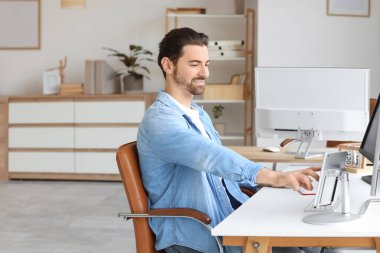 Ofiste çalışan erkek programcı