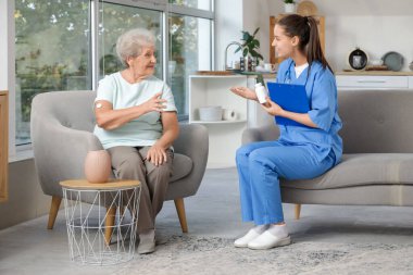 Glikoz sensörü olan ve evde doktor olan diyabetik yaşlı kadın.