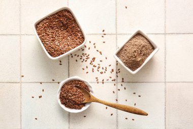 Keten tohumlu kaseler ve beyaz fayanslı un.