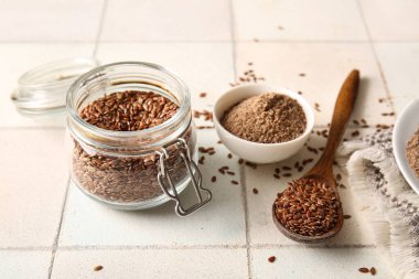 Beyaz kiremit kaplamalı keten unu ve kavanoz.