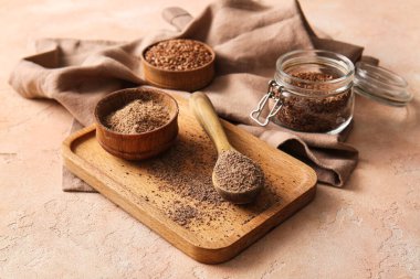 Keten tohumlu kavanoz ve bej arka planda tahtadan un kasesi.