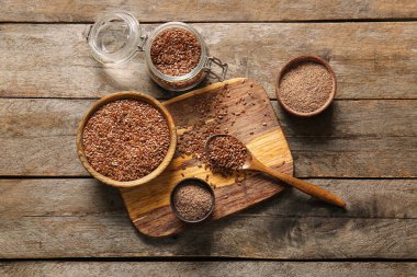 Keten tohumlu kavanoz ve ahşap zemin üzerinde un kaseleri.