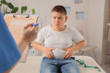 Şişman çocuk klinikte beslenme uzmanını ziyaret ediyor. Diyet kavramı