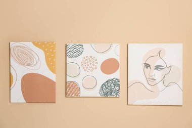 Bej duvarda güzel tablolar