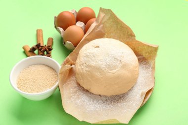 Çiğ hamur, maya, yumurta ve baharatlı kompozisyon yeşil arka planda fırın hazırlamak için