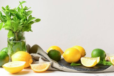 Masada taze limonata hazırlamak için farklı malzemeler.