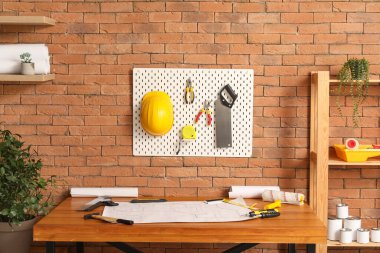 Atölyede inşaatçı aletleri olan tahta