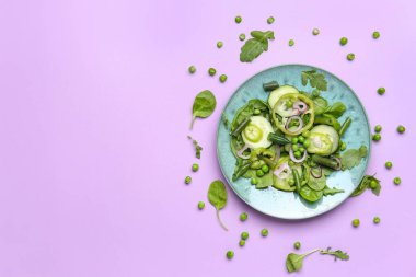 Leylak arka planında taze sebze salatası ve malzemeler