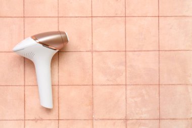 Pembe kaplama üzerine modern fotoepilatör