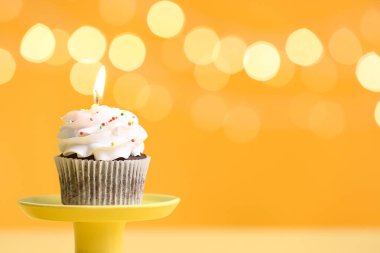 Bulanık ışıklara karşı Lezzetli doğum günü kekiyle dur