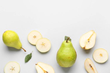 Mavi zemin üzerinde olgun armutlar