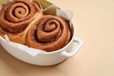 Bej arka planda lezzetli tarçınlı börek pişirme