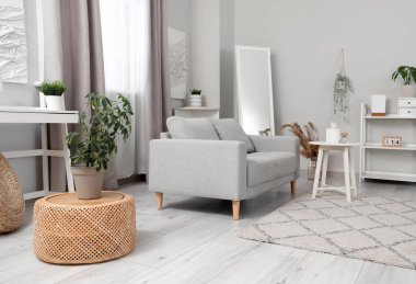 Rahat kanepesi, sehpası ve halısı olan aydınlık modern oturma odası.