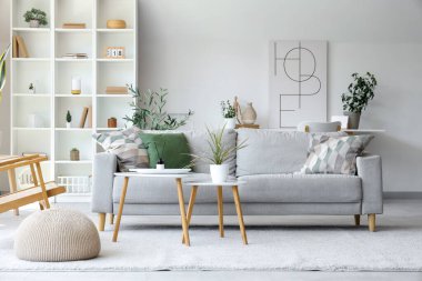 Aroma yayıcı modern ışık oturma odasında masa ve kanepe üzerinde