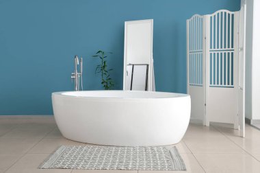 Banyonun içinde küvet, katlanan ekran ve ayna var.