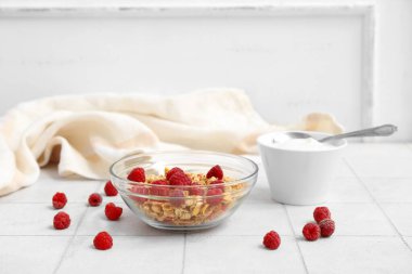 Hafif fayanslı yoğurtlu tahıl gevreği.