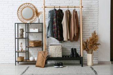 Modern koridorun iç kısımlarında kalın giysiler ve raf birimleriyle doldur.